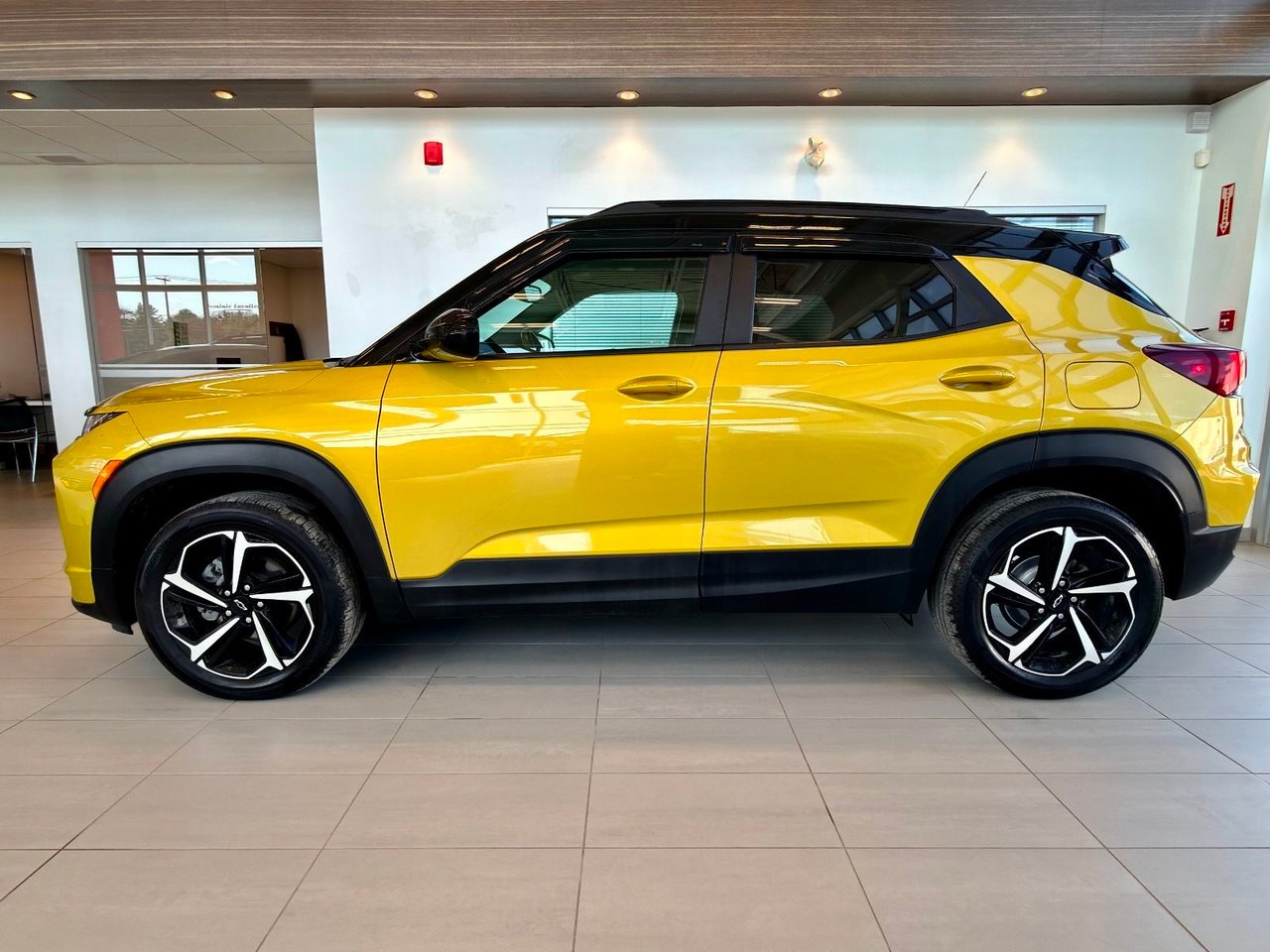 Chevrolet Trailblazer 2023 Jaune Notre-Dame-des-Prairies - photo #6