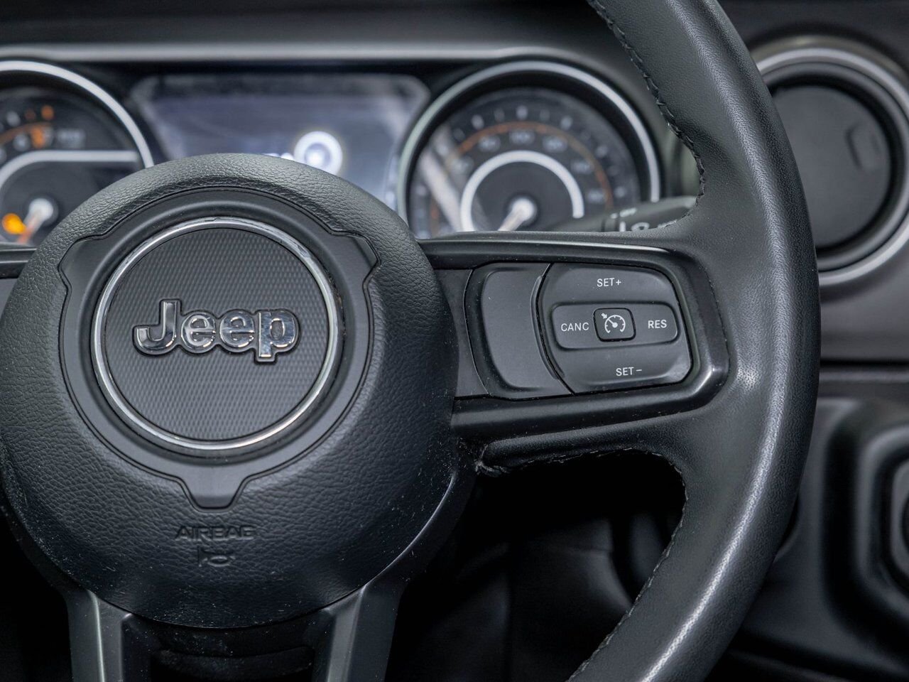 Jeep Gladiator WILLYS CREW 4X4 V6 *NAV* TOIT DUR CARPLAY BEDLINER 2023 Noir Saint-Jérôme - photo #15