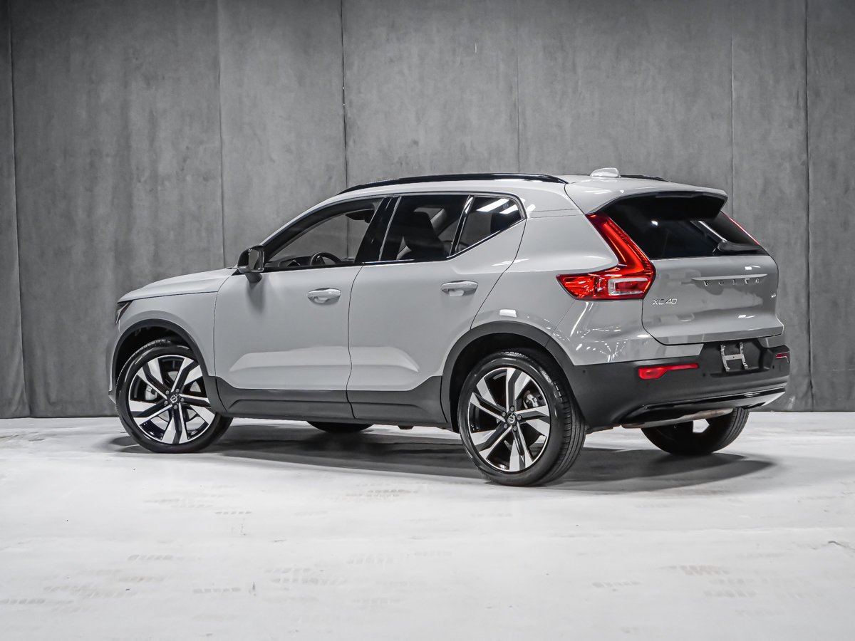 Volvo XC40 B5 ULTRA DARK 2026 Gris Montréal - photo #3