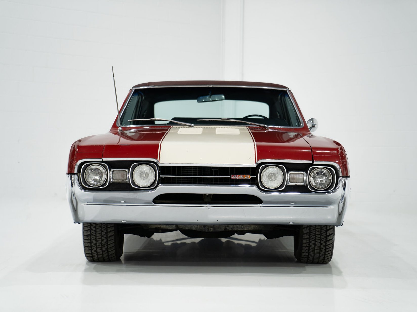 Oldsmobile Cutlass 442 *PRIX EN USD* Numéros entièrement Matching Non restaurée Repeinte une seule fois 1967 Rouge Montréal - photo #2