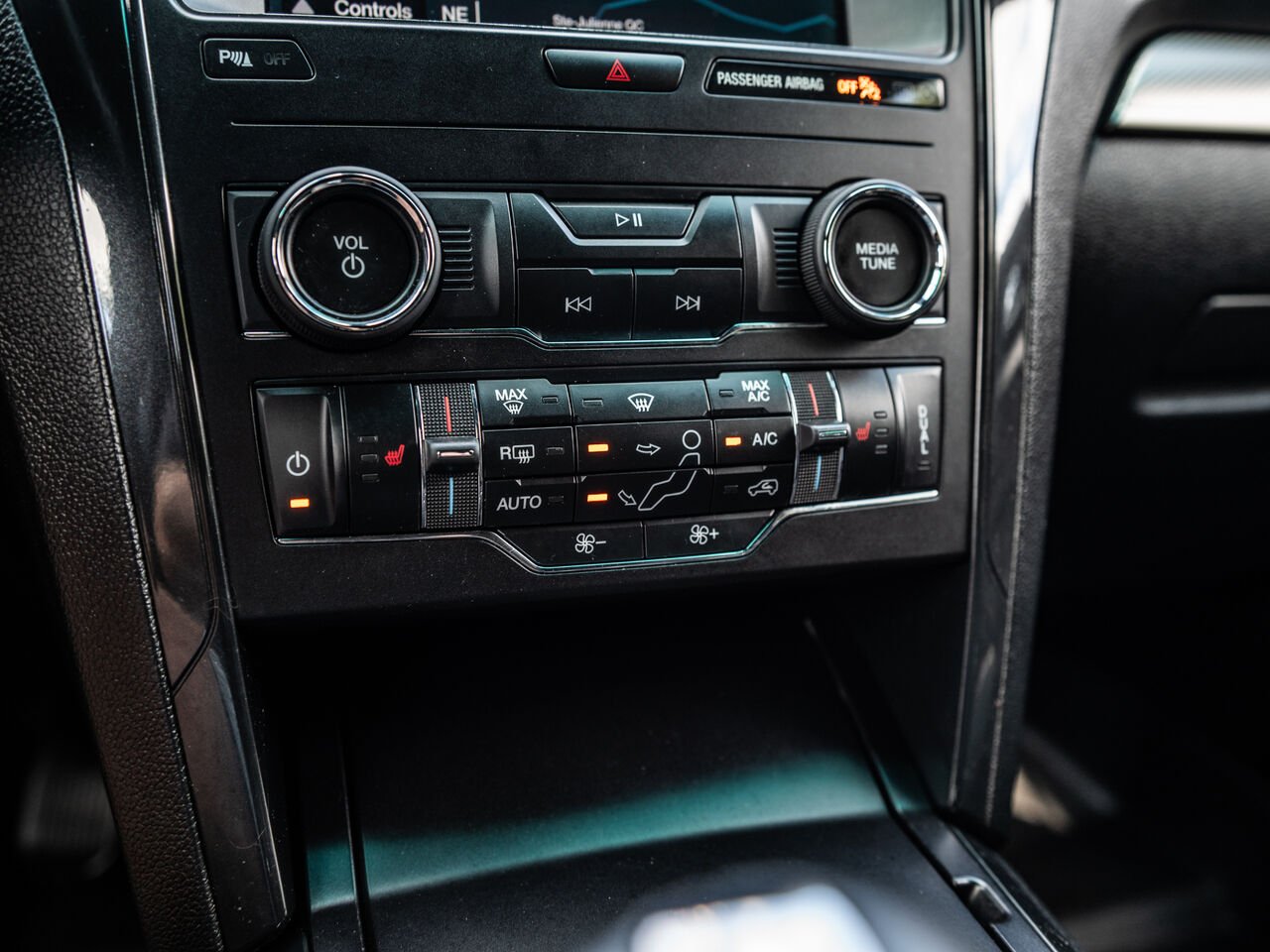 2019 Ford Explorer White Sainte-Julienne - photo #17