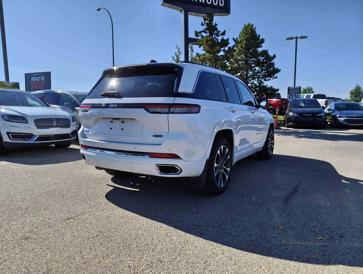 2023 Jeep Grand Cherokee Overland 4x4 White Sherwood Park - photo #5