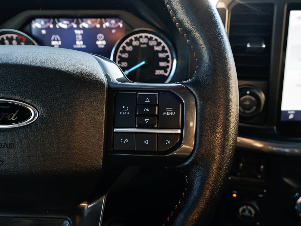 2022 Ford F-150 LARIAT 4WD SuperCrew 5.5' Box White Sherwood Park - photo #22