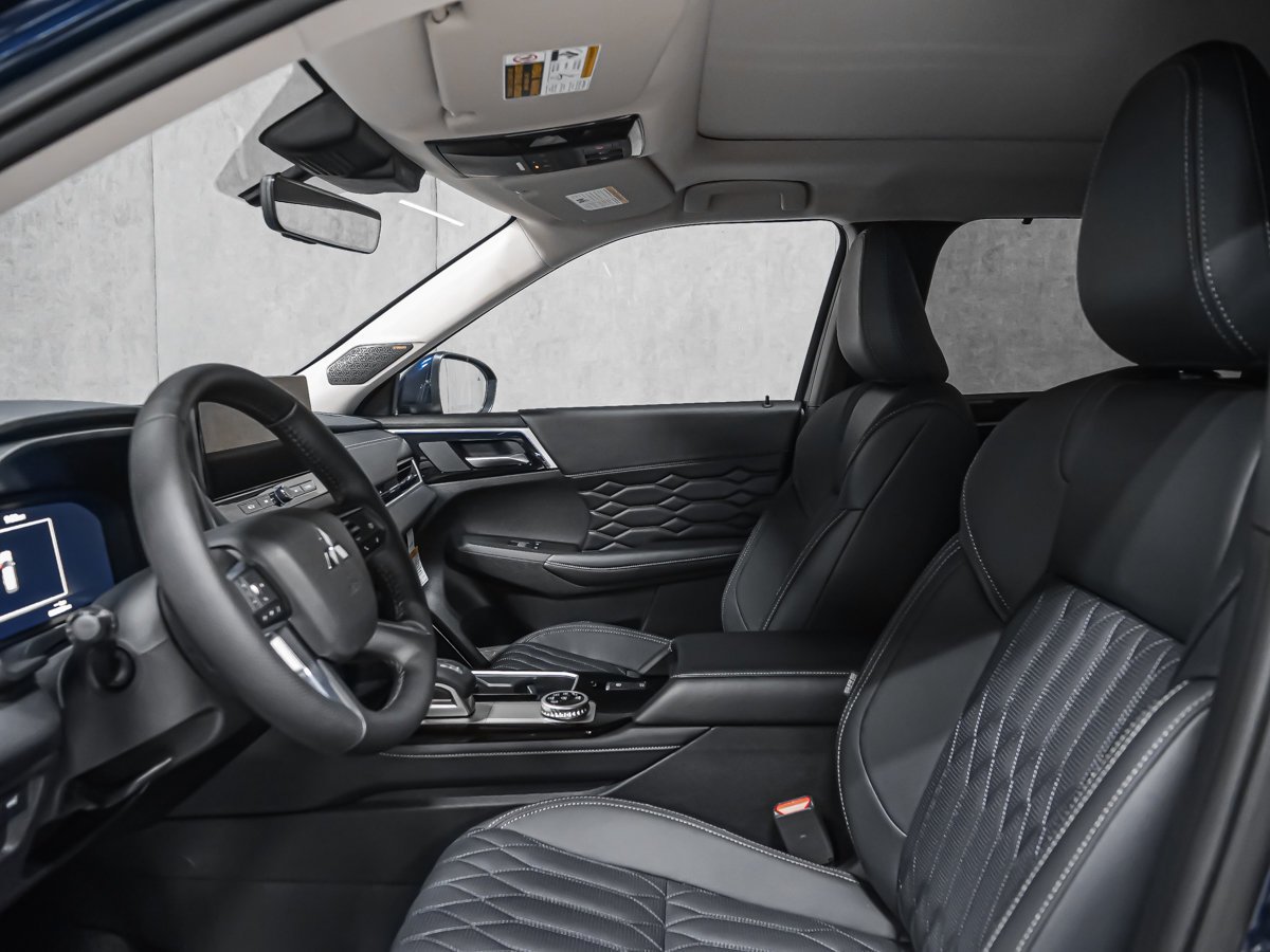 2026 Mitsubishi Outlander GT Cosmic Blue Montreal - photo #12