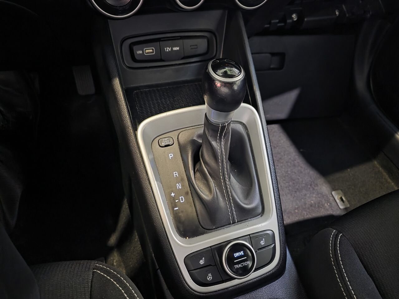 2022 Hyundai Venue Black  - photo #20
