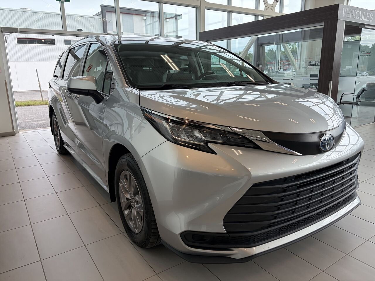 2022 Toyota Sienna Silver Notre-Dame-des-Prairies - photo #3