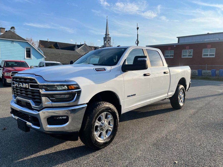 RAM 2500 Big Horn cabine d'équipe 4x4 caisse de 6 pi 4 po 2025 Blanc