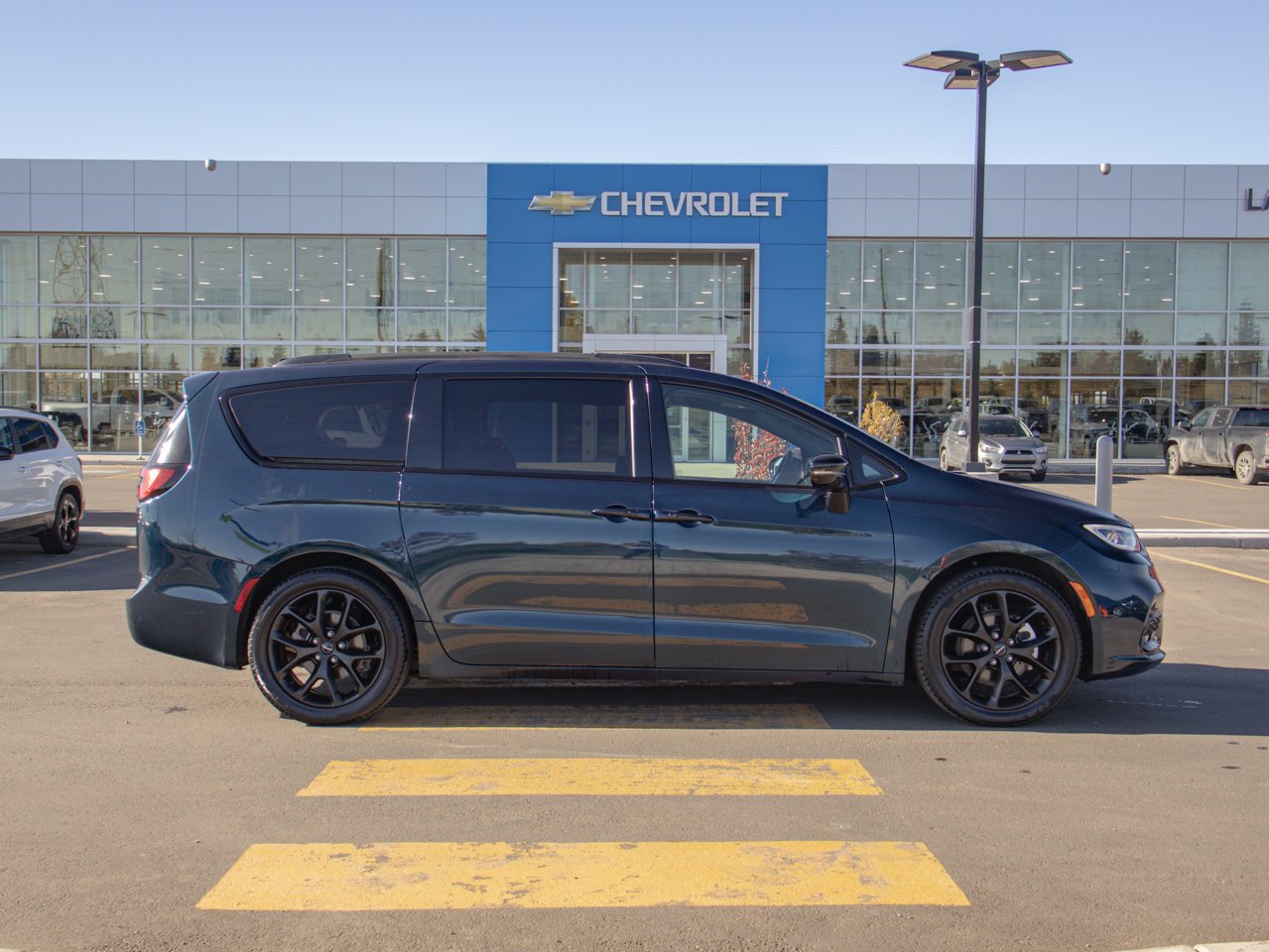 2025 Chrysler Pacifica Limited FWD Blue Sherwood Park - photo #12