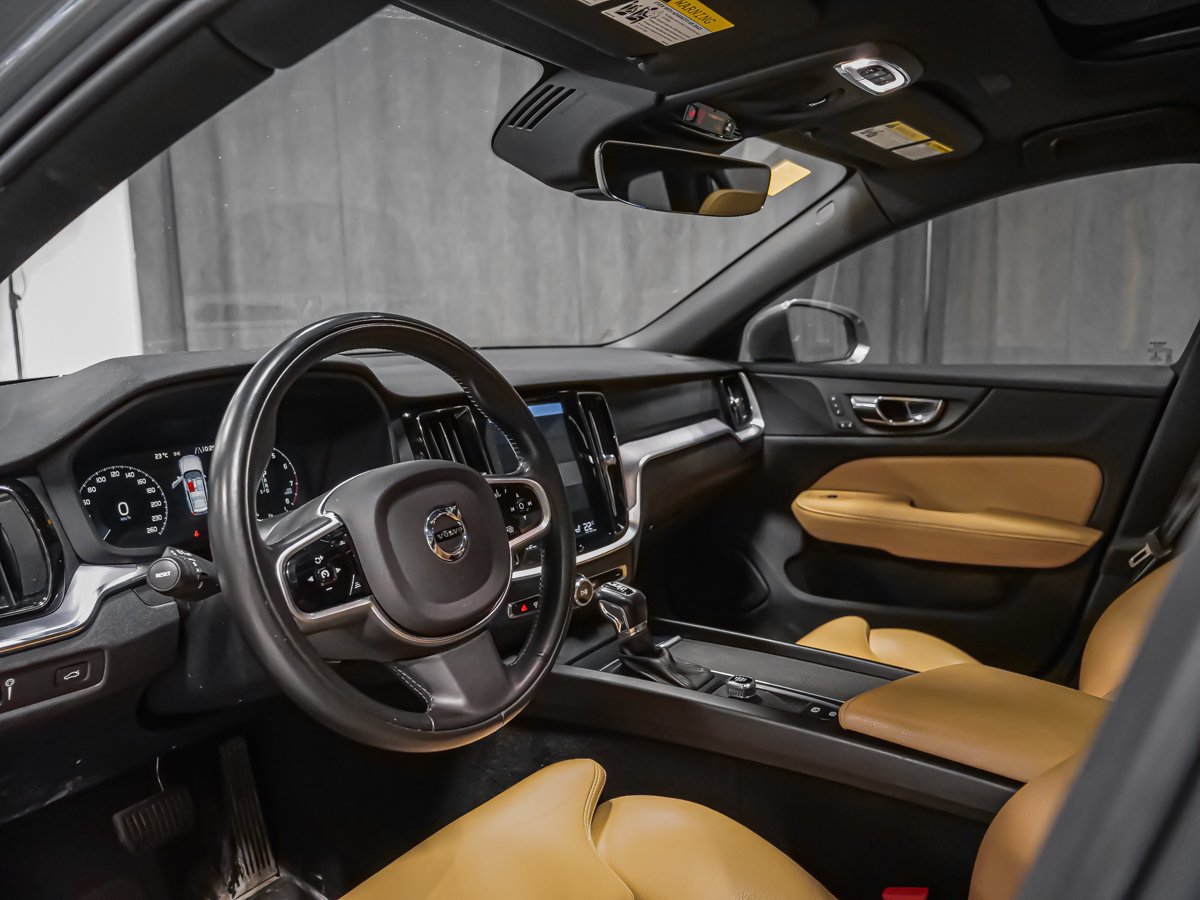 2020 Volvo V60 MOMENTUM Silver Montreal - photo #1