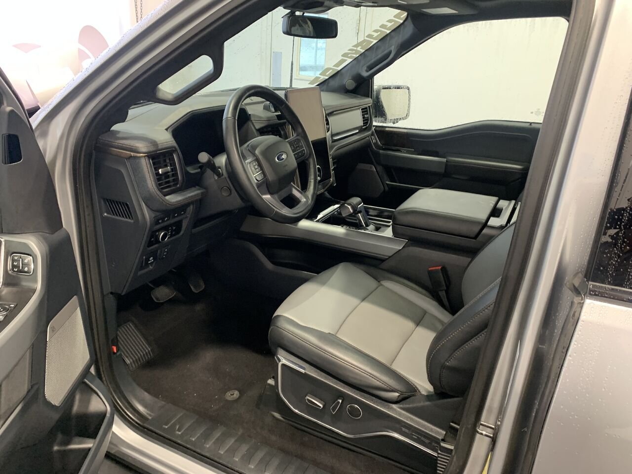 Ford F-150 Lightning LARIAT LARIAT + GROSSE BATTERIE +CUIR + TOIT PANO, REMORQ MAX 2023 Argent Châteauguay - photo #35