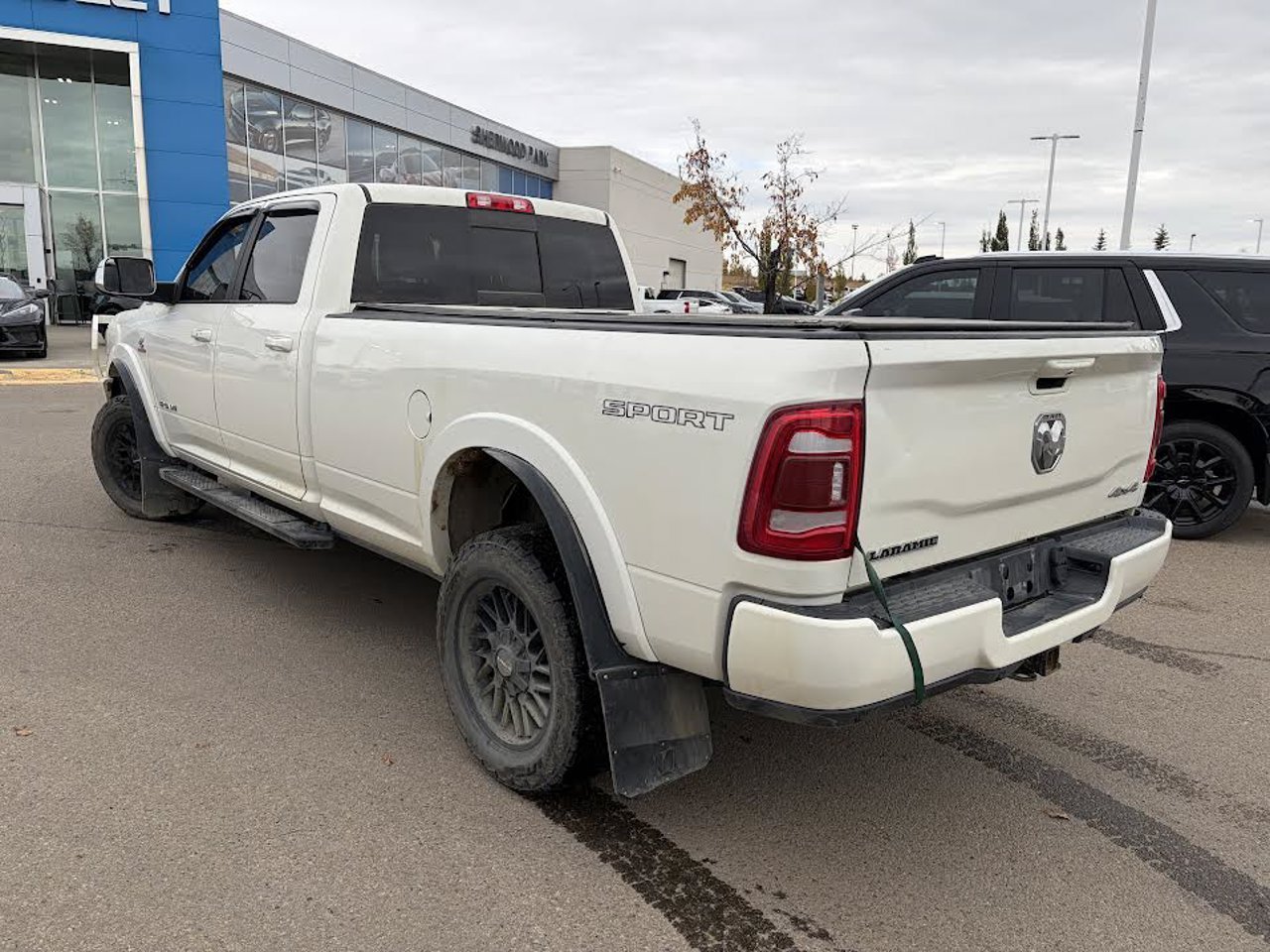 2022 Ram 3500 Laramie 4x4 Crew Cab 8' Box White Sherwood Park - photo #3