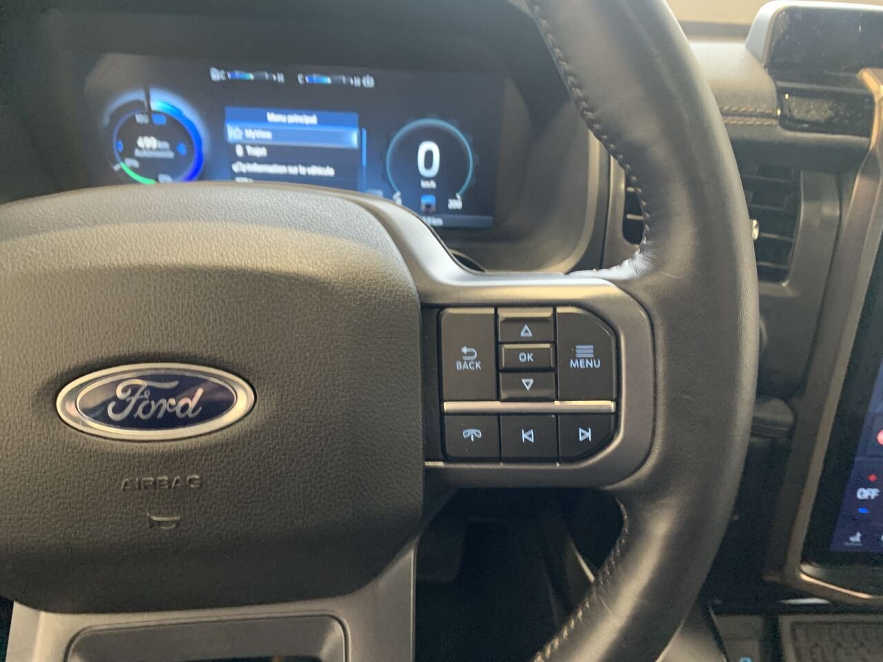Ford F-150 Lightning LARIAT LARIAT + GROSSE BATTERIE +CUIR + TOIT PANO, REMORQ MAX 2023 Argent Châteauguay - photo #42