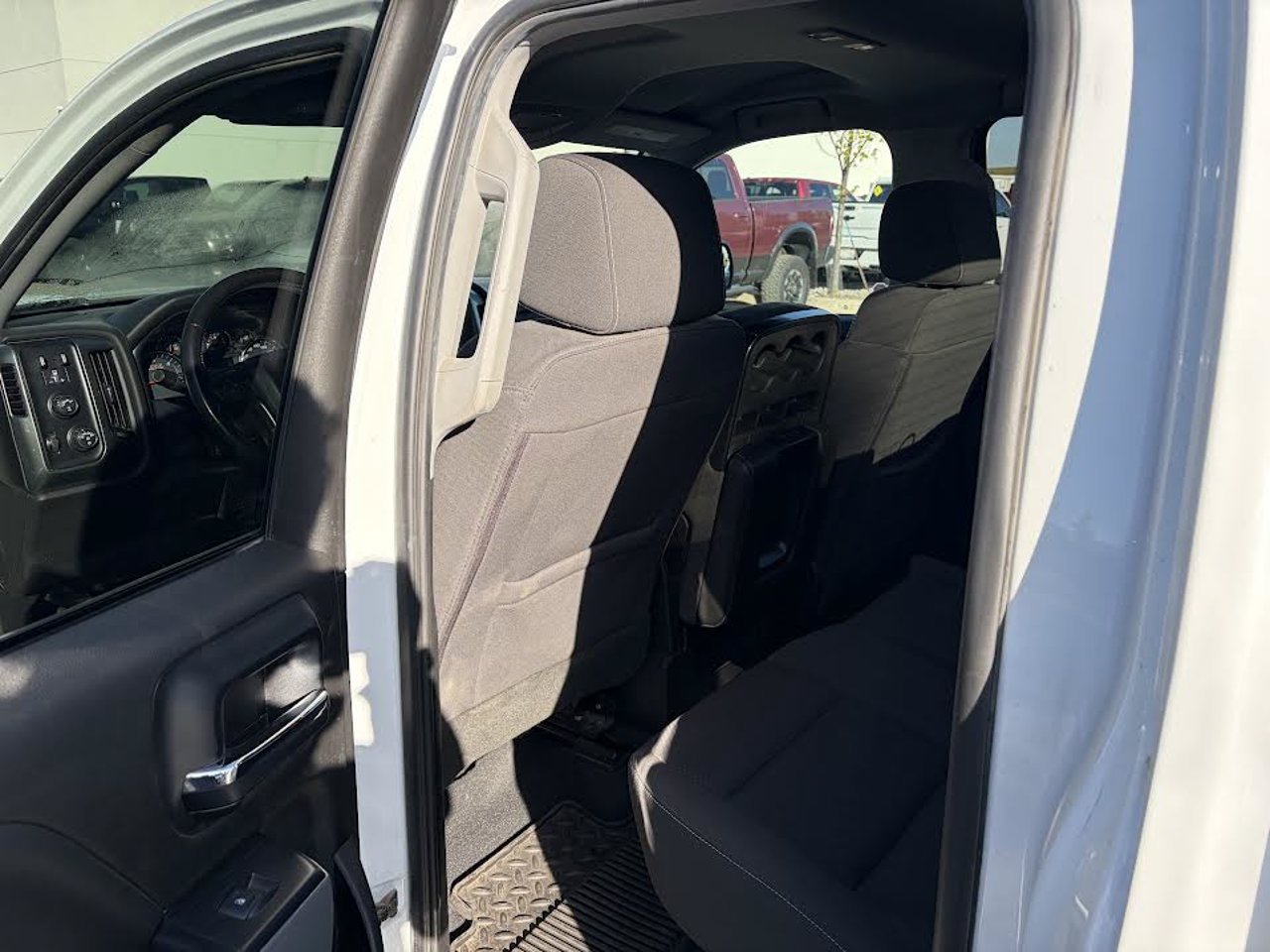2019 Chevrolet Silverado 1500 LD 4WD Double Cab LT w/1LT White Sherwood Park - photo #5