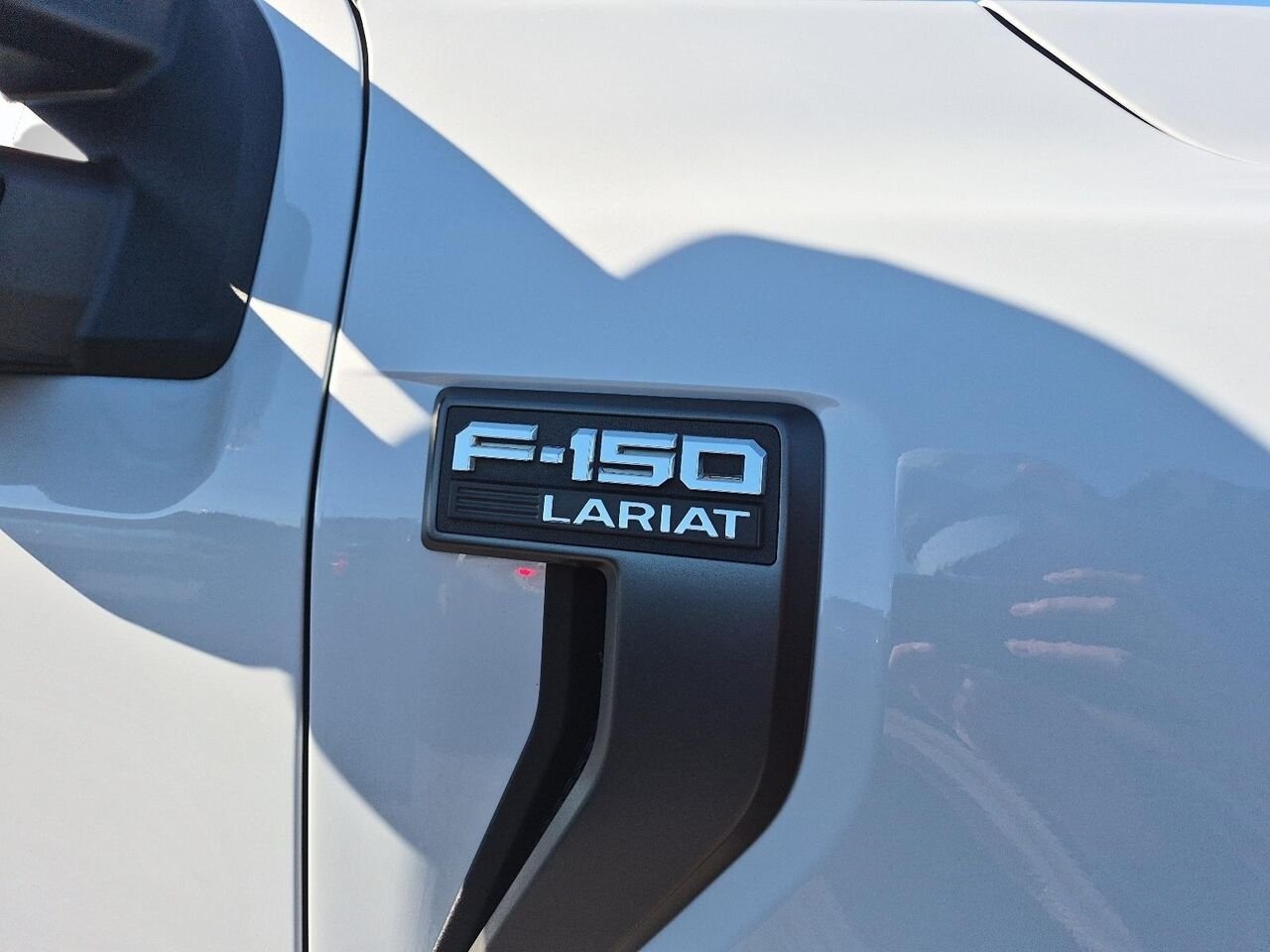 Ford F-150 W5561 | LARIAT 5.0L ** 502A ** SPORT ** TOIT PANO ** FX4 20P ** PRO POWER 2KW ** B&O ** 6,5 pi 6,5 pi 2022 Blanc Saint-Jérôme - photo #7