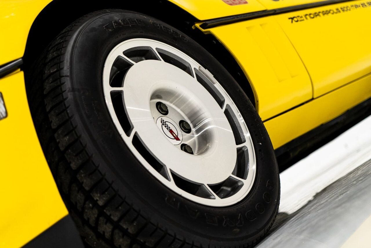 Chevrolet Corvette Pace Car livery with only 17,380km (10,800miles) 1986 Jaune Montréal - photo #6