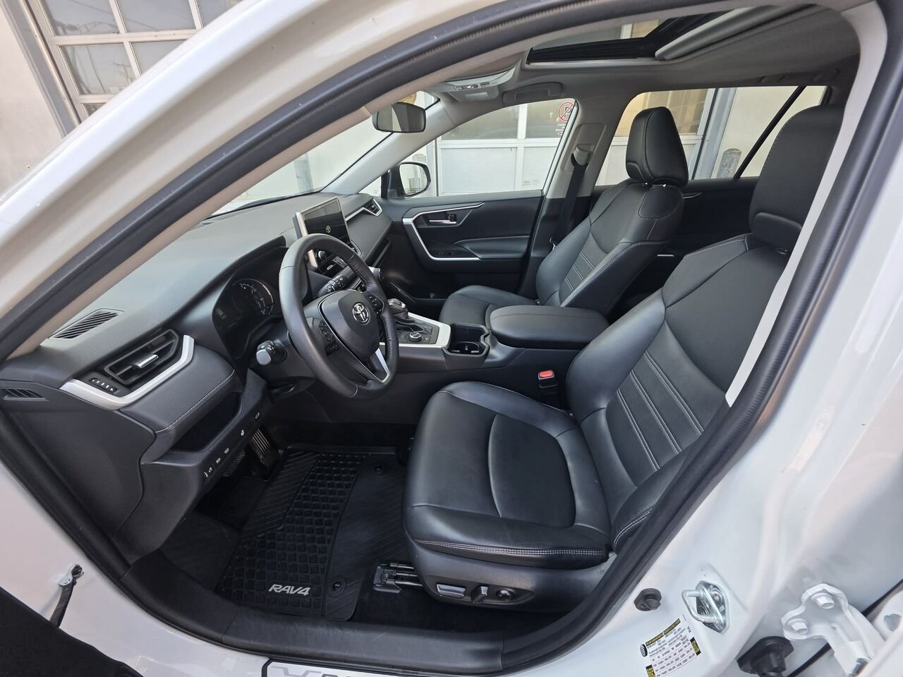 Toyota RAV4 XLE HYBRIDE 2023 Blanc Mont-Laurier - photo #10
