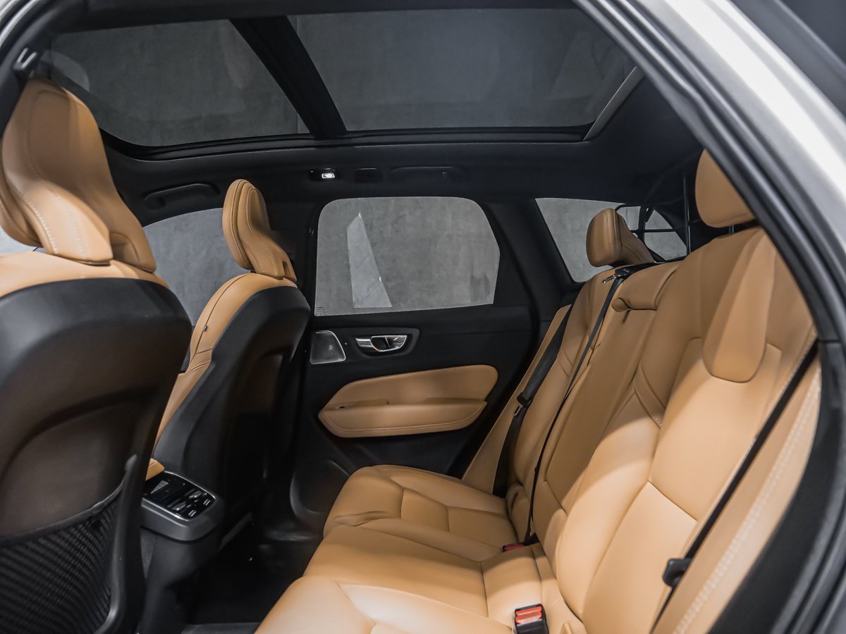 Volvo XC60 B6 ULTIMATE BRIGHT BOWERS WILKINS 2023 Argent Montréal - photo #13