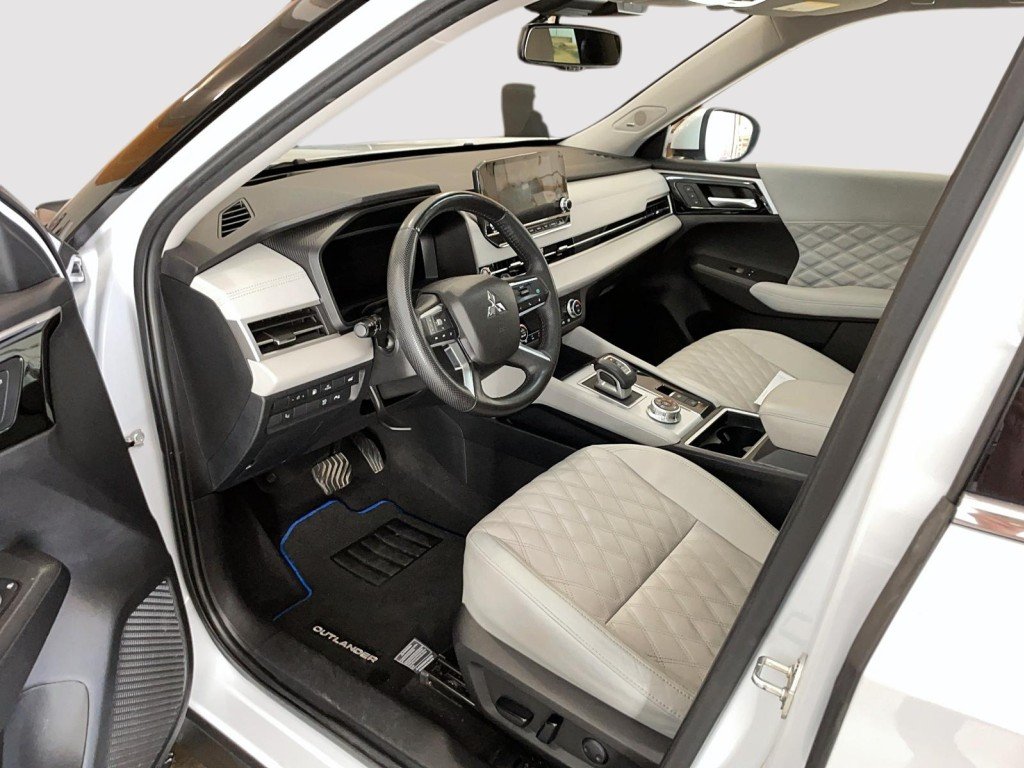 Mitsubishi OUTLANDER 2023 Blanc Mont-Laurier - photo #8