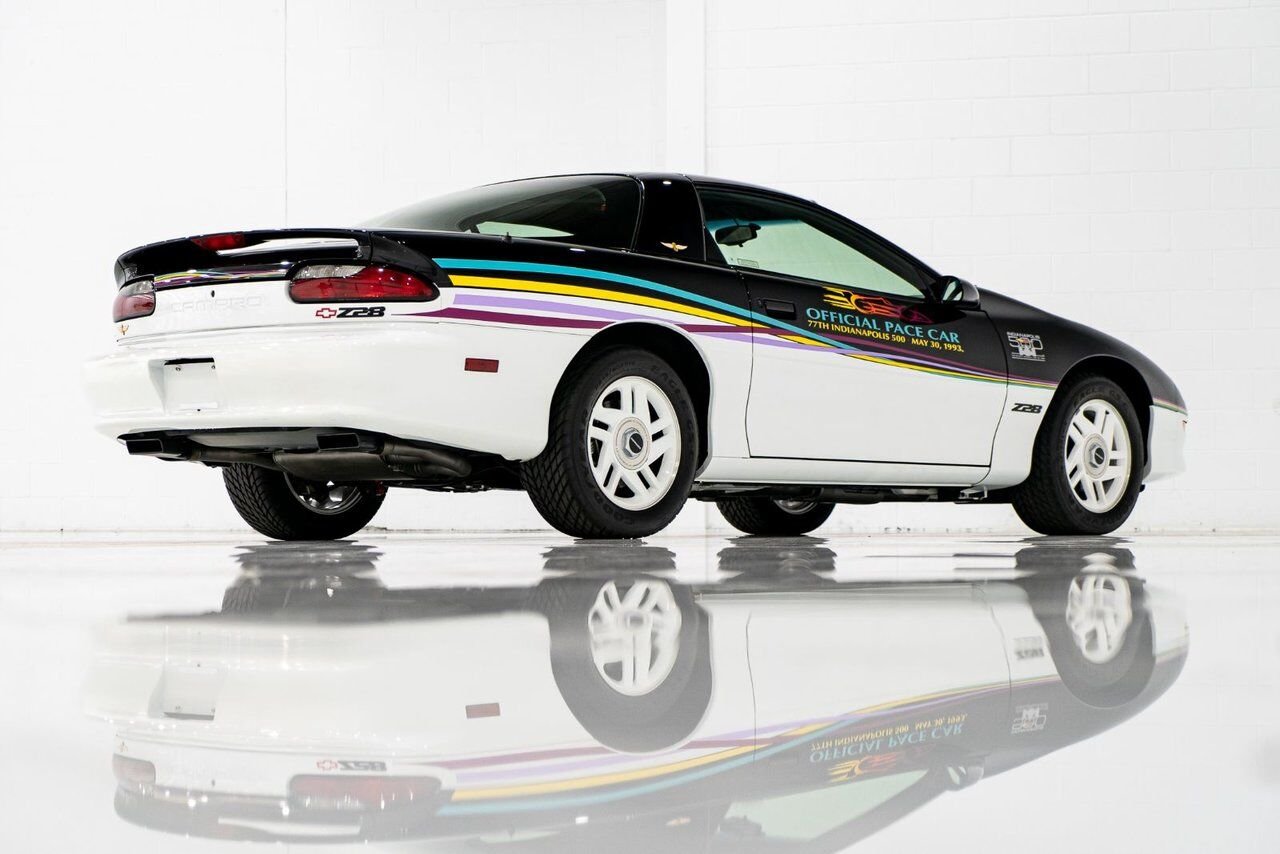 Chevrolet CAMARO Z28 PRIX EN USD | Pace Car with only 957km (595mi) with original window sticker 1993 Noir Montréal - photo #25