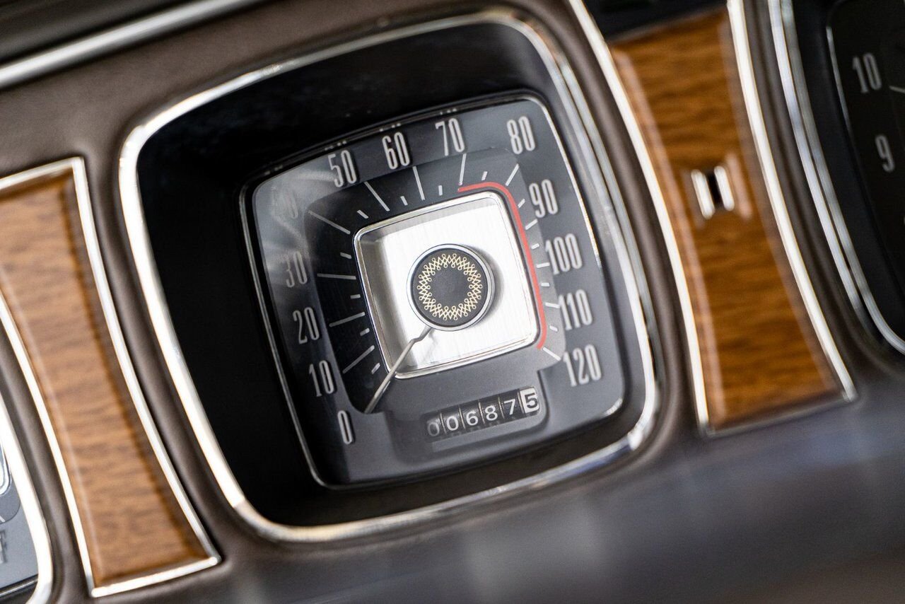 Lincoln Continental Only 687 miles from new. Unrestored example **PRICE IN USD** 1969 Or Montréal - photo #57