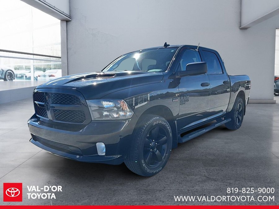 2021 Ram 1500 Classic Express cabine d'équipe 4x4 caisse de 5 pi 7 po Black