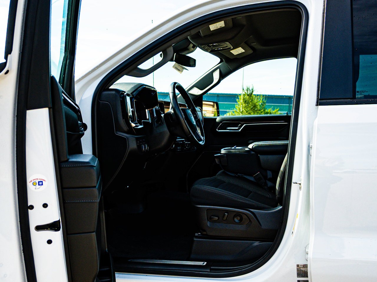 2024 Chevrolet Silverado 1500 4WD Crew Cab 147 RST White Sherwood Park - photo #15