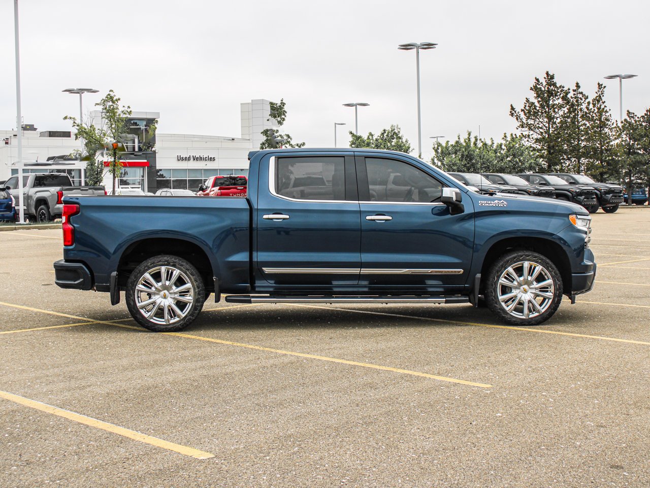 2022 Chevrolet Silverado 1500 4WD Crew Cab 147 High Country Blue Sherwood Park - photo #9