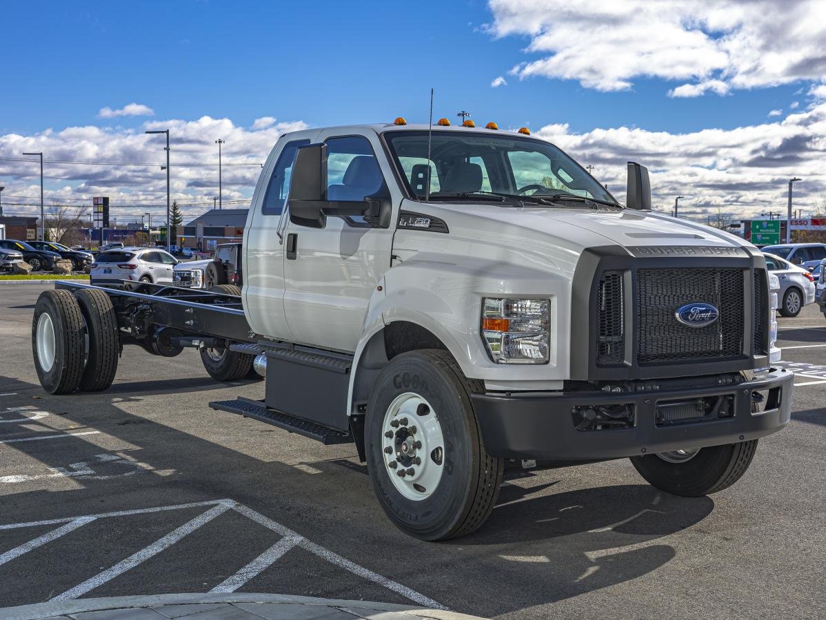 2026 Ford Super Duty F-650 Straight Frame Gas Oxford White Saint-Jérôme - photo #6