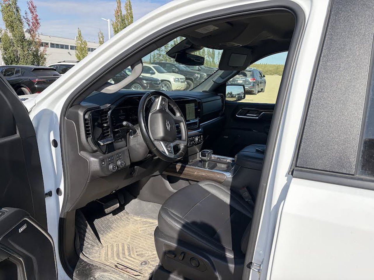 2025 Chevrolet Silverado 1500 4WD Crew Cab 147 RST White Sherwood Park - photo #6