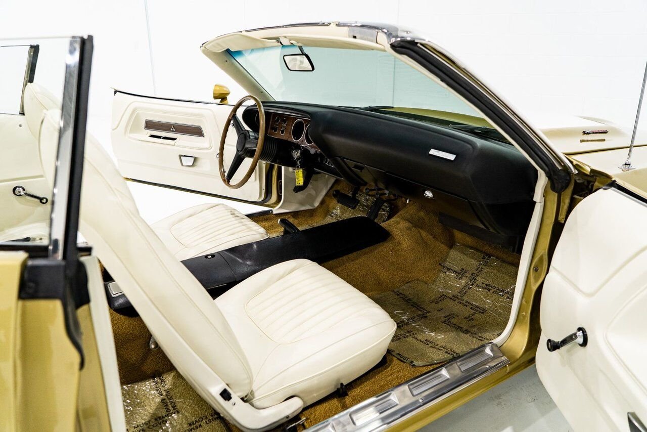 1971 Dodge Challenger *PRIX EN USD* Convertible Fully restored to desirable specifications Gold Montreal - photo #81