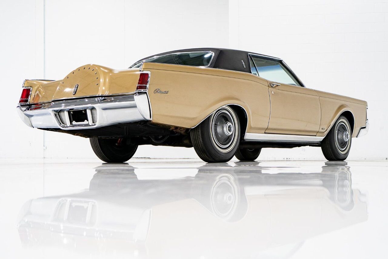 Lincoln Continental Only 687 miles from new. Unrestored example **PRICE IN USD** 1969 Or Montréal - photo #24