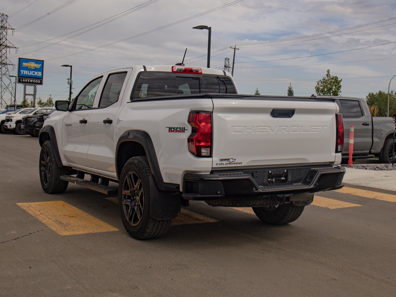2023 Chevrolet Colorado 4WD Crew Cab Trail Boss White Sherwood Park - photo #7