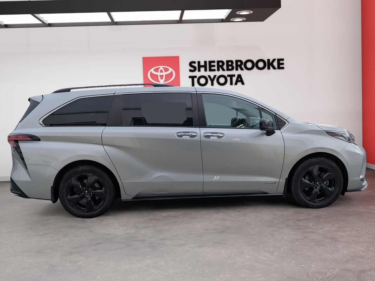 2021 Toyota Sienna 5TDGRKEC8MS070058 Silver Sherbrooke - photo #2