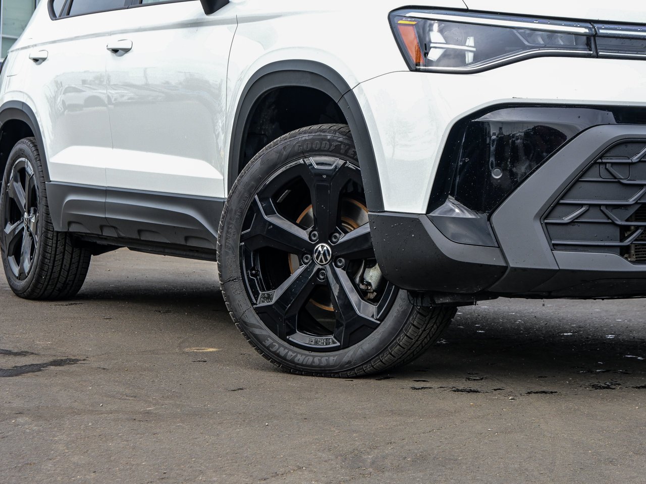 2026 Volkswagen Taos Comfortline Black Edition 4MOTION White Sherwood Park - photo #5