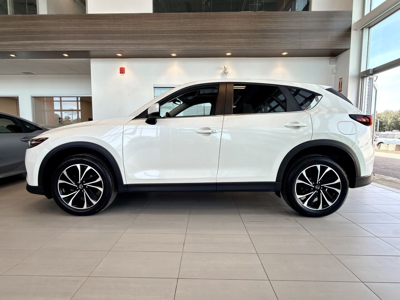 2022 Mazda CX-5 White Notre-Dame-des-Prairies - photo #5