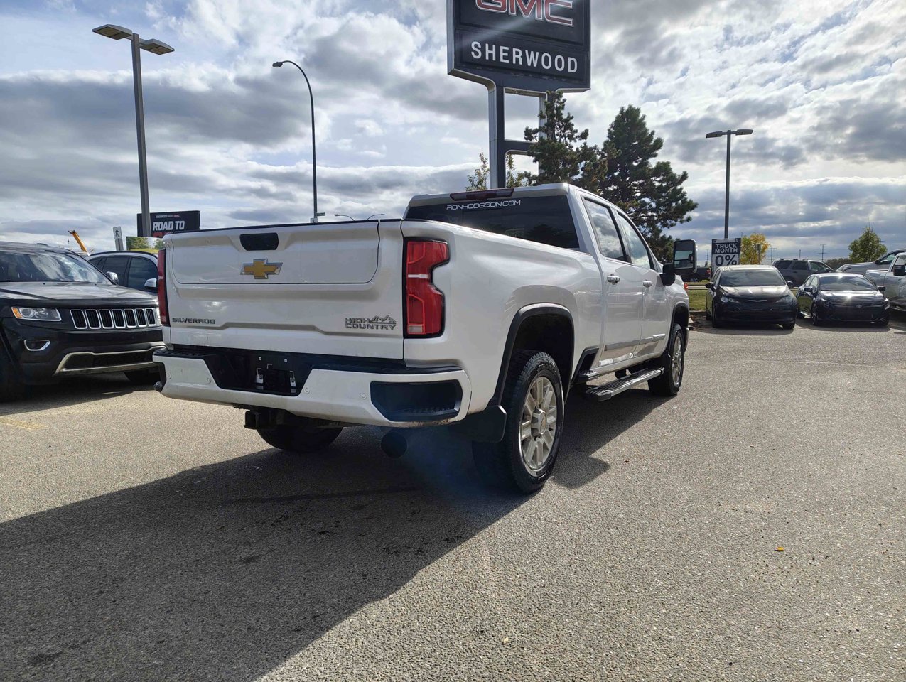 2025 Chevrolet Silverado 3500HD 4WD Crew Cab 159 High Country White Sherwood Park - photo #4