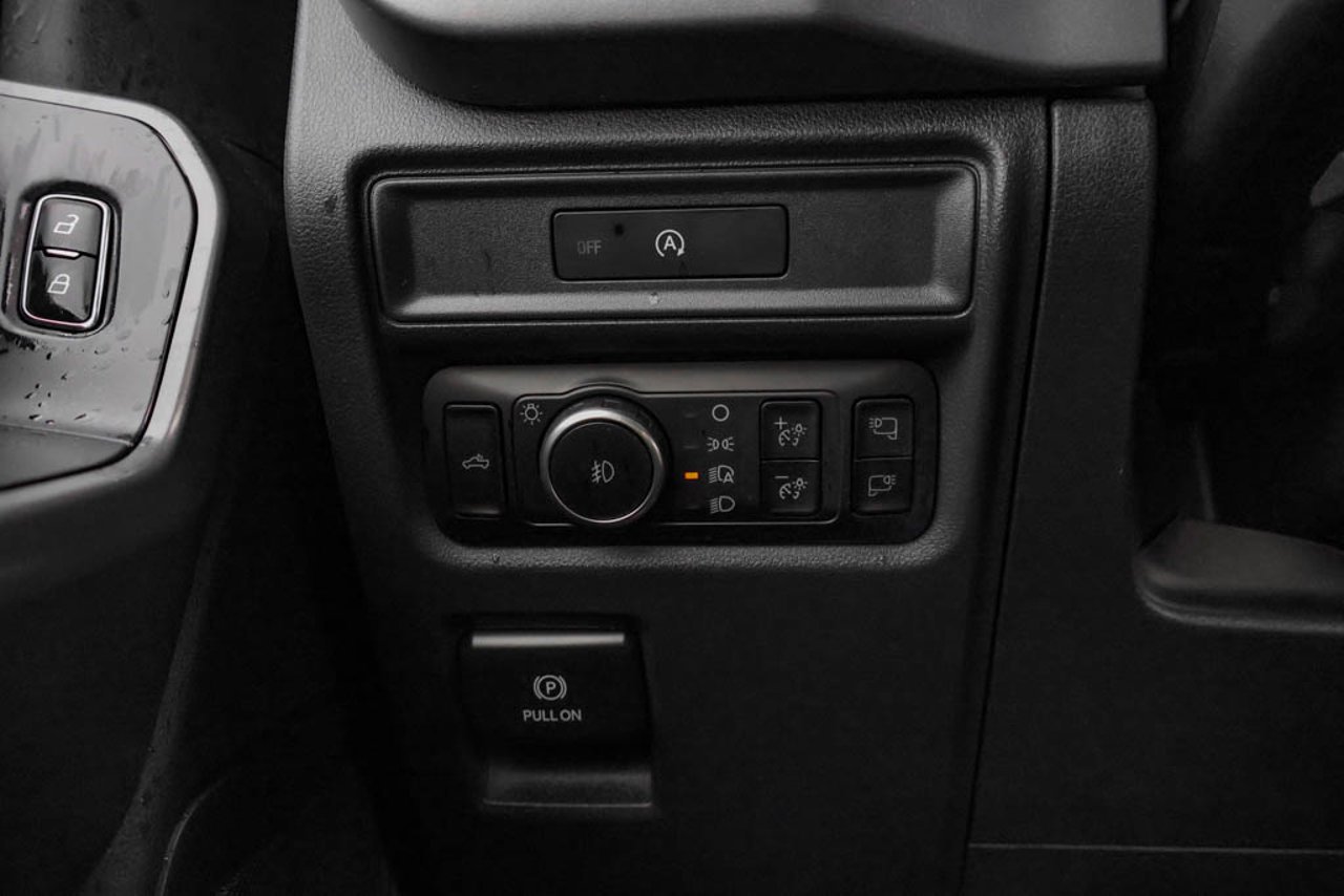 2025 Ford F-150 XLT 4WD SuperCrew 5.5' Box White Sherwood Park - photo #16