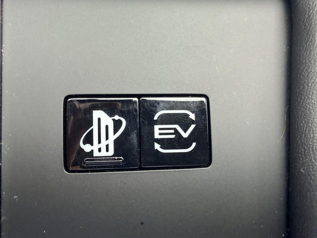 2025 Mitsubishi Outlander Plug-In Hybrid Silver  - photo #11