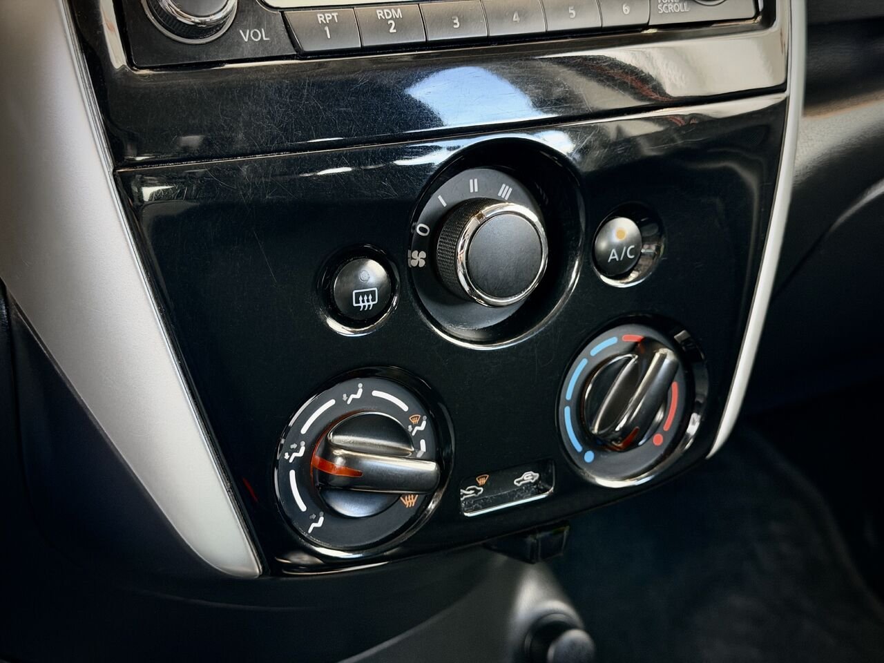 2018 Nissan Versa Note Red Notre-Dame-des-Prairies - photo #26