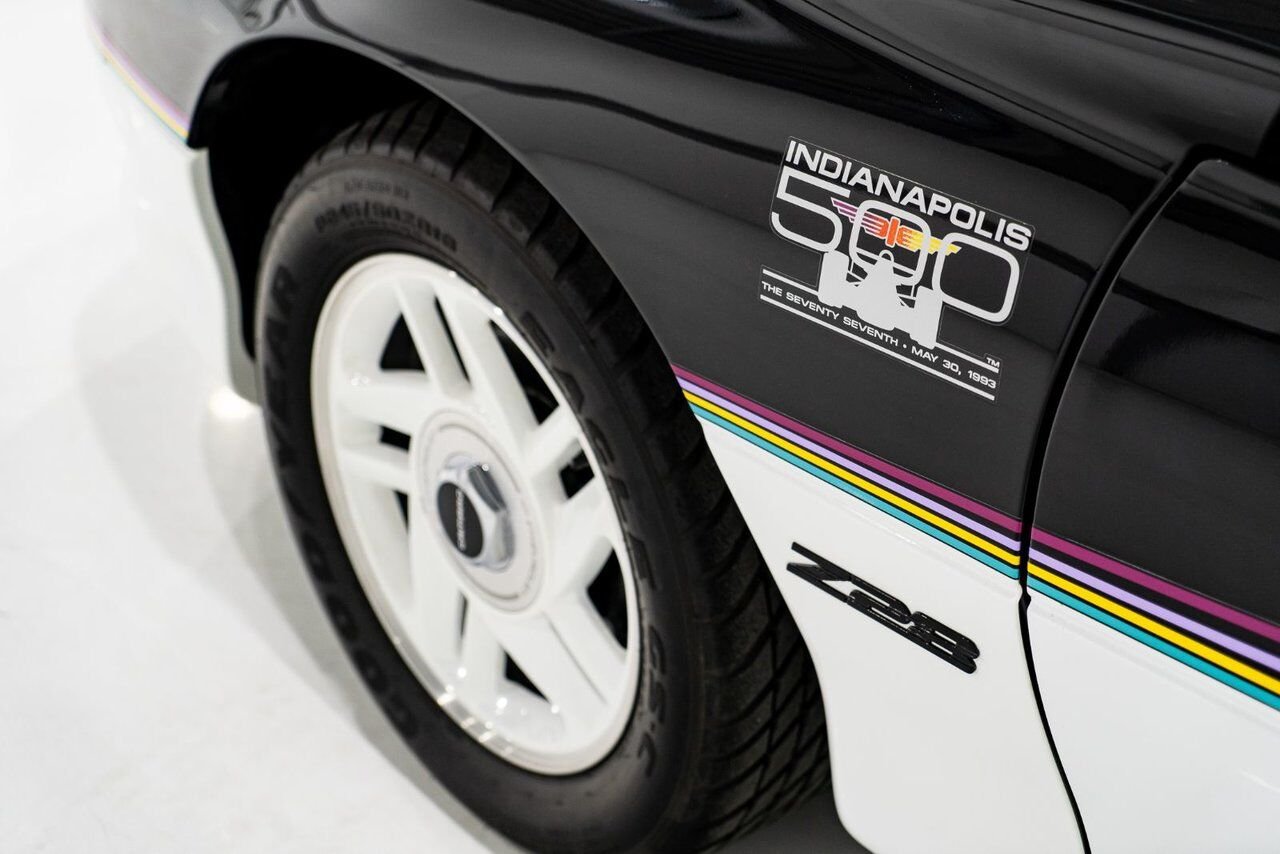 Chevrolet CAMARO Z28 PRIX EN USD | Pace Car with only 957km (595mi) with original window sticker 1993 Noir Montréal - photo #41