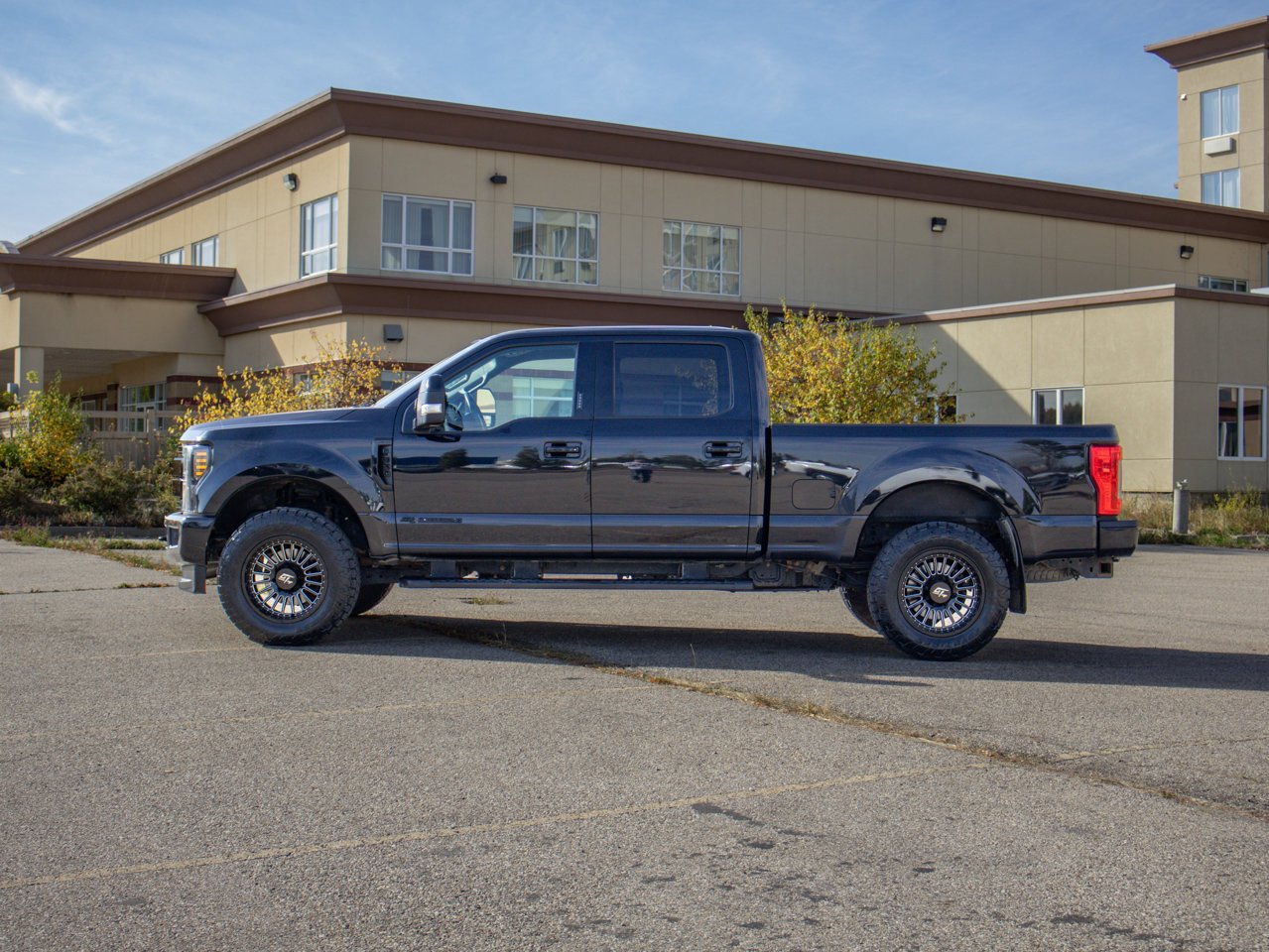 2019 Ford Super Duty F-350 SRW LARIAT 4WD Crew Cab 6.75' Box Black Sherwood Park - photo #9