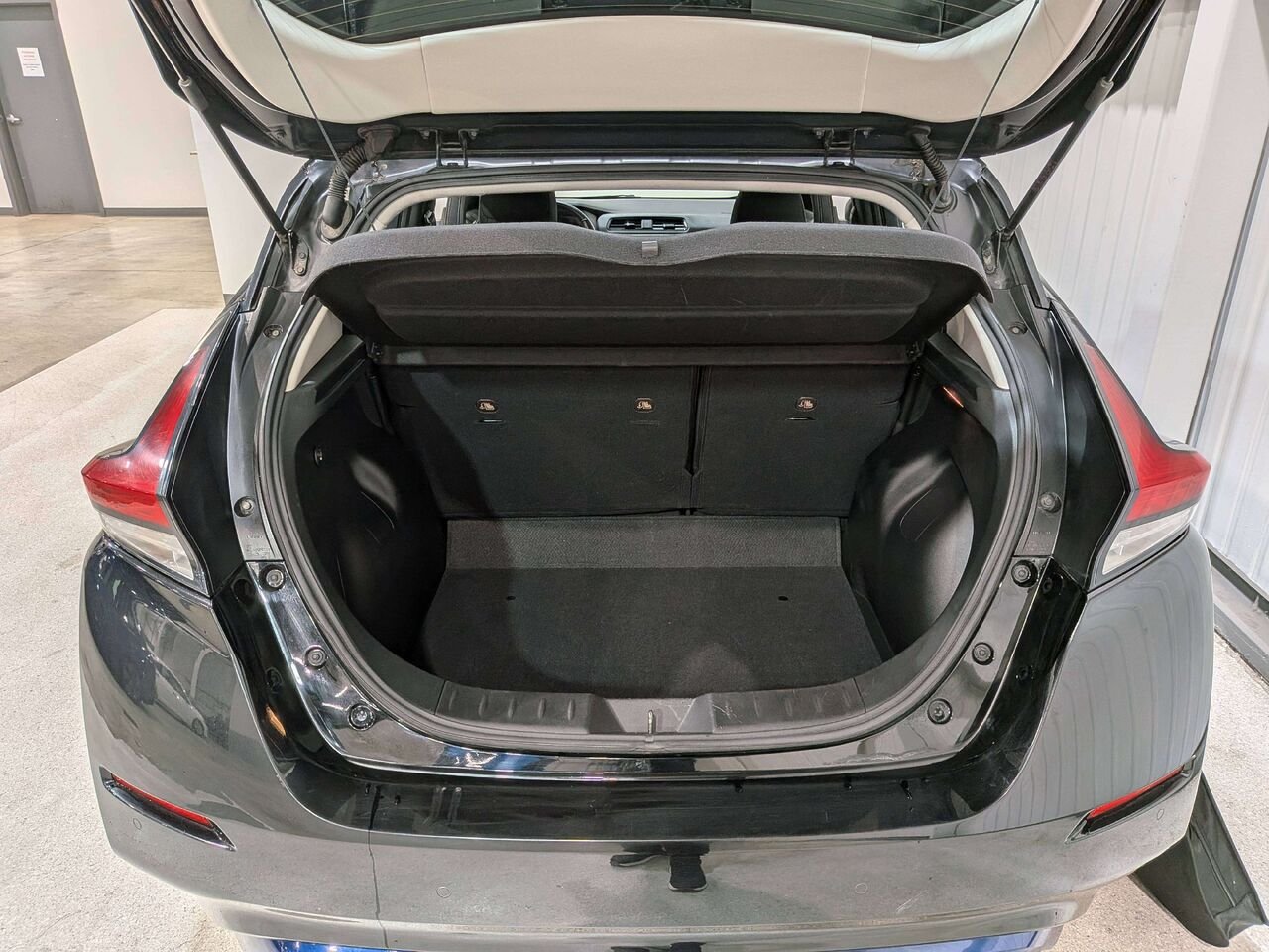 2020 Nissan LEAF SV Hatchback Black Val-David - photo #8