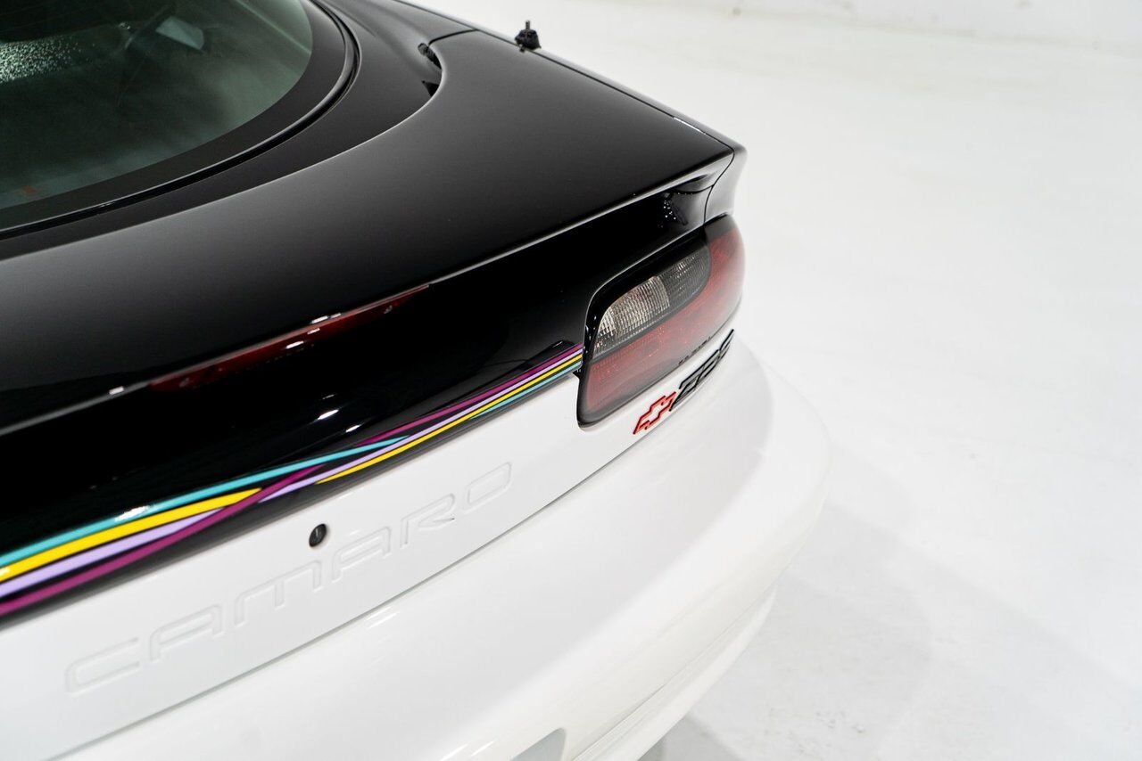 Chevrolet CAMARO Z28 PRIX EN USD | Pace Car with only 957km (595mi) with original window sticker 1993 Noir Montréal - photo #28