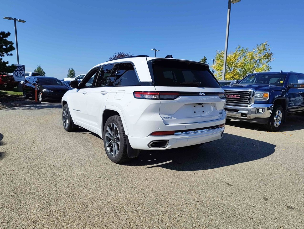 2023 Jeep Grand Cherokee Overland 4x4 White Sherwood Park - photo #4