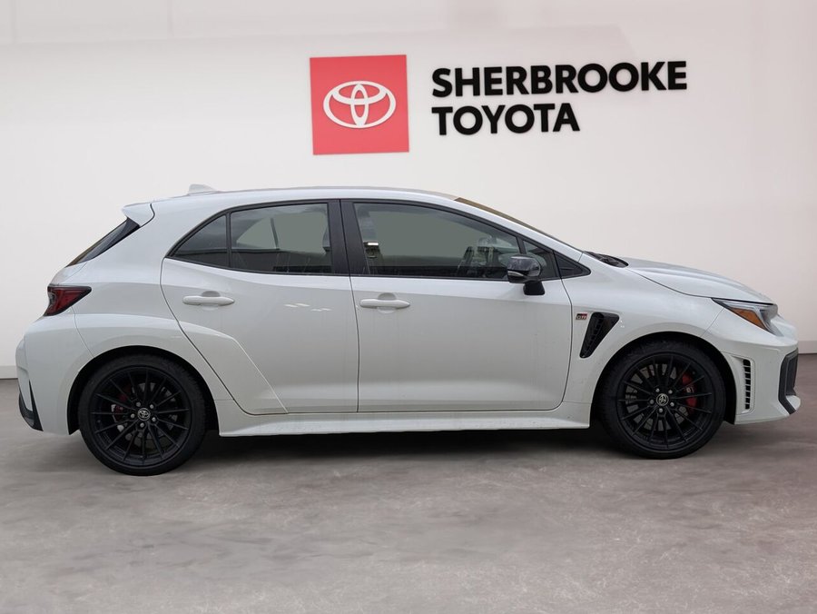 Toyota GR Corolla GR/MANUELLE/SIÈGES CHAUFFANTS/VOLANT CHAUFFANT/AC/CAMÉRA DE RECUL/DÉMARRAGE SANS CLÉ 2025 Blanc
