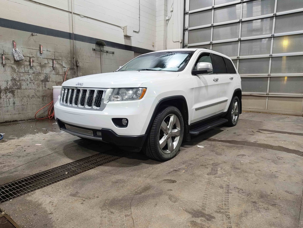 2013 Jeep Grand Cherokee 4WD 4dr Overland White Sherwood Park - photo #2