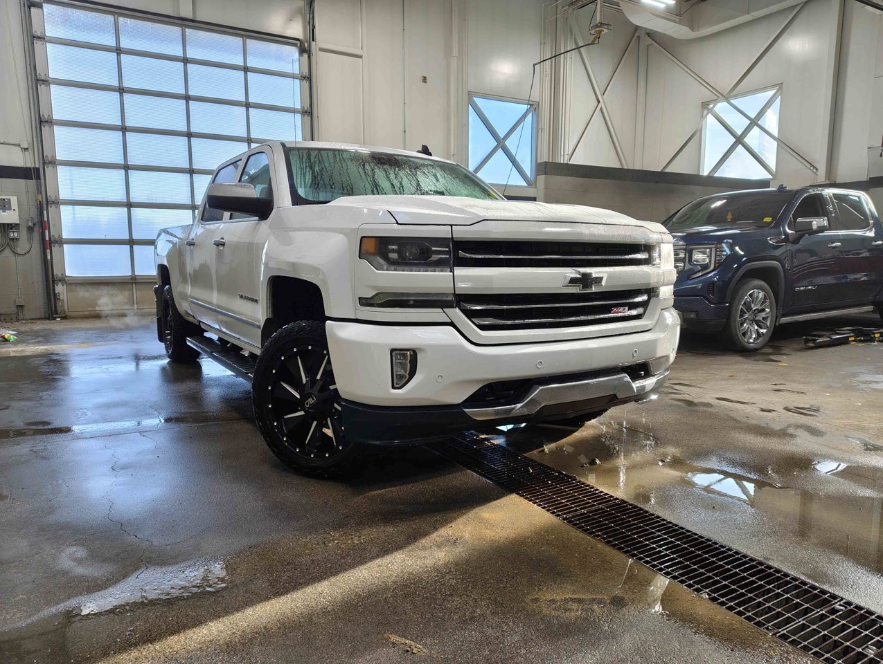 2018 Chevrolet Silverado 1500 4WD Crew Cab 153.0 LTZ w/2LZ White Sherwood Park - photo #1