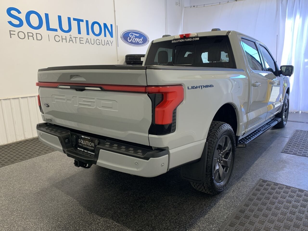 Ford F-150 Lightning LARIAT LARIAT cabine SuperCrew 4RM caisse de 5,5 pi 2023 Gris Châteauguay - photo #10