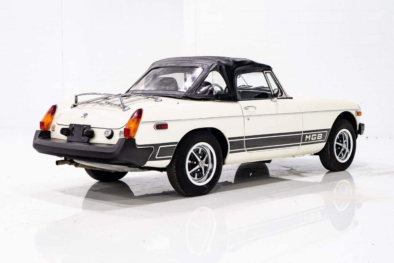 MG B Beautifully presented from former complete restoration 1979 Blanc Montréal - photo #68