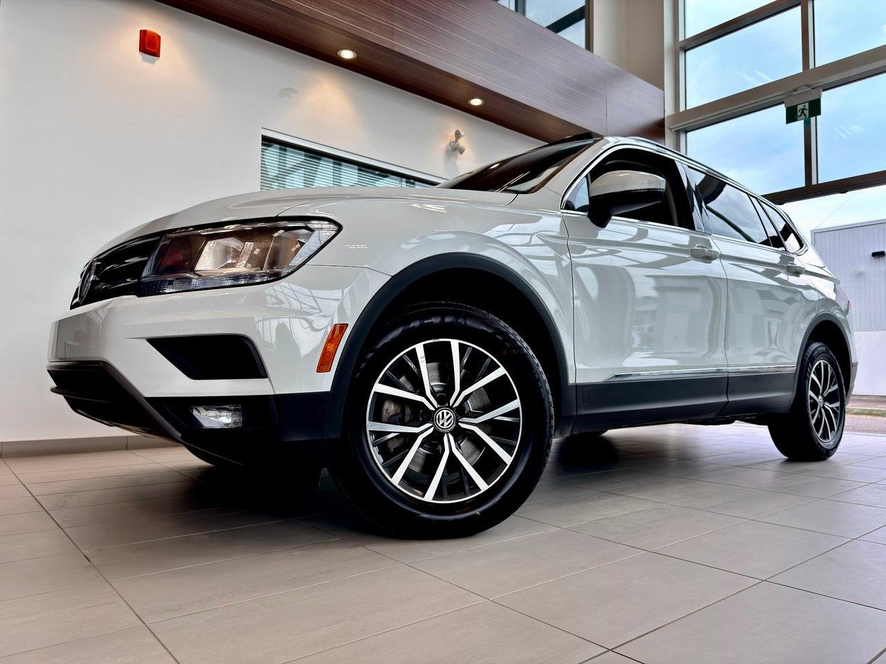 2021 Volkswagen Tiguan White Notre-Dame-des-Prairies - photo #2